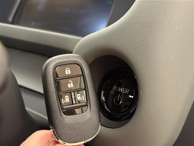 フリード e:HEVクロスター ホンダセンシング ブラインドスポットインフォメーション 純正9インチナビ フルセグTV マルチビューカメラシステム ビルトインETC ドライブレコーダー 両側パワースライドドア 黒革 シートヒーター(13枚目)