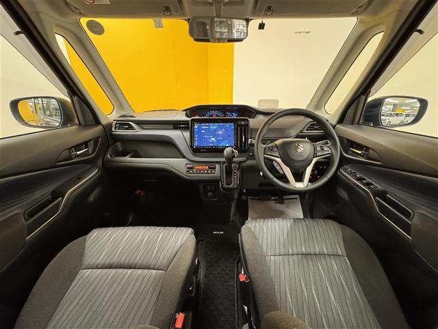 ソリオ ハイブリッドＳＺ　禁煙車　スズキセーフティサポート　デュアルカメラブレーキサポート　純正１０インチナビ　フルセグＴＶ　ＢＴ　全方位モニター　両側パワースライドドア　ヘッドアップディスプレイ　前席シートヒーター　ＥＴＣ（2枚目）