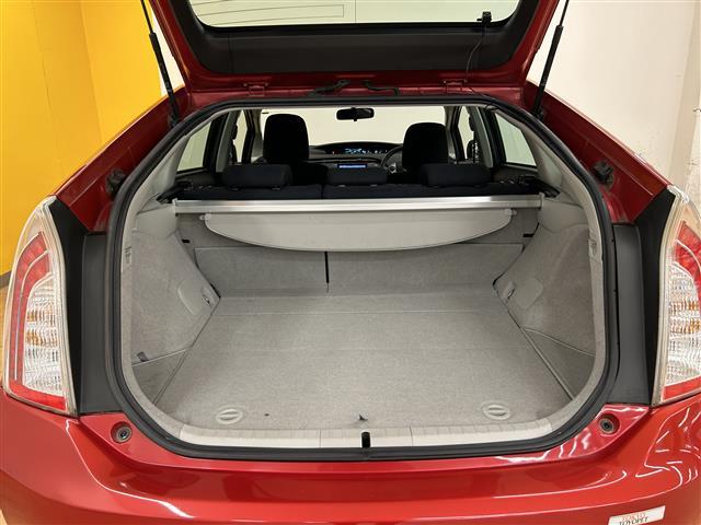 プリウス Sツーリングセレクション 社外8インチナビ フルセグTV Bluetooth LEDヘッドライト フォグランプ ETC 純正フロアマット 純正17インチアルミホイール スマートキー プッシュスタート(9枚目)