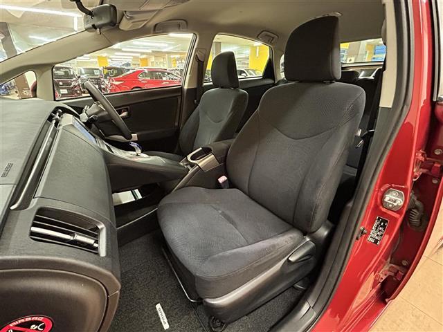 プリウス Sツーリングセレクション 社外8インチナビ フルセグTV Bluetooth LEDヘッドライト フォグランプ ETC 純正フロアマット 純正17インチアルミホイール スマートキー プッシュスタート(14枚目)