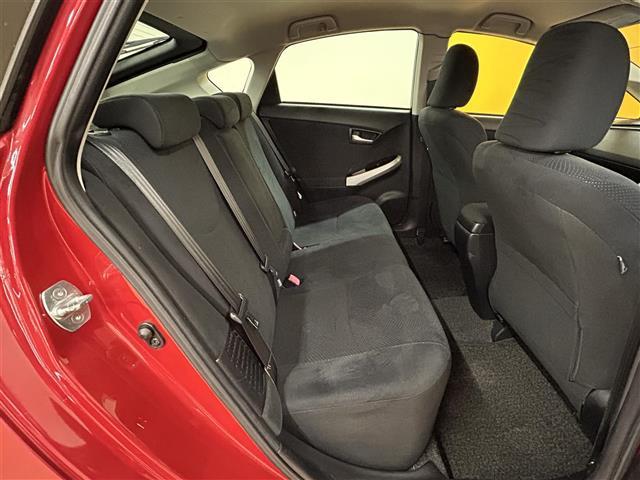 プリウス Sツーリングセレクション 社外8インチナビ フルセグTV Bluetooth LEDヘッドライト フォグランプ ETC 純正フロアマット 純正17インチアルミホイール スマートキー プッシュスタート(15枚目)