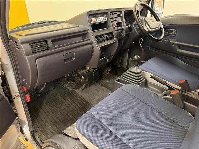 サンバーディアス ディアス スーパーチャージャー スーパーチャージャー 5速MT CDオーディオ CD/FM/AM 両側スライドドア 純正フロアマット 純正ドアバイザー 純正ホイールキャップ リモコンキー(10枚目)