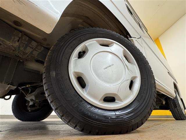 サンバーディアス ディアス スーパーチャージャー スーパーチャージャー 5速MT CDオーディオ CD/FM/AM 両側スライドドア 純正フロアマット 純正ドアバイザー 純正ホイールキャップ リモコンキー(17枚目)