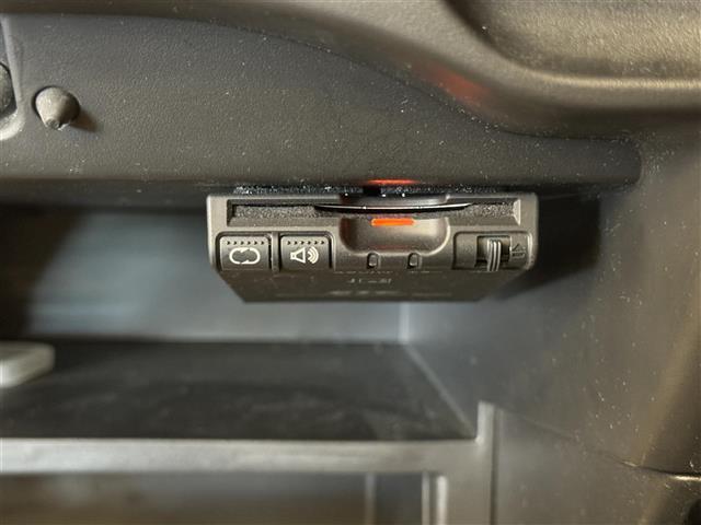 ノート Ｘ　エアロスタイル　純正ナビ　全方位モニター　車線逸脱警報　衝突軽減ブレーキ　ステアリングスイッチ　アームレスト　プッシュスタート　スマートキー　電動格納ミラー　前方ドライブレコーダー　純正フロアマット　オートライト（6枚目）