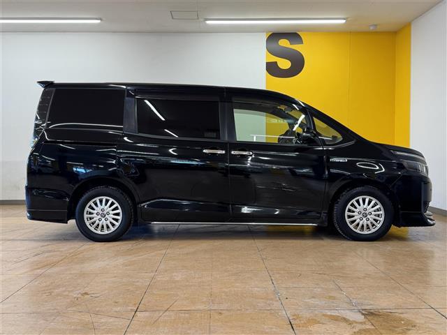 ヴォクシー ハイブリッドＶ　両側パワスラ　前席シートヒーター　ビルトインＥＴＣ　クルーズコントロール　ステアリングスイッチ　プッシュスタート　スマキー　後席サンシェード　純正ナビ　フリップダウンモニター　バックカメラ　禁煙車（32枚目）