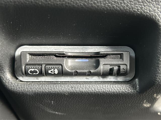 フィットハイブリッド Ｆパッケージ　社外ナビ　ＥＴＣ　ＣＤ　Ｂｌｕｅｔｏｏｔｈ　スマートキー　スペアキー　横滑り防止　エンジンスタートボタン　ＡＡＣ　記録簿（6枚目）