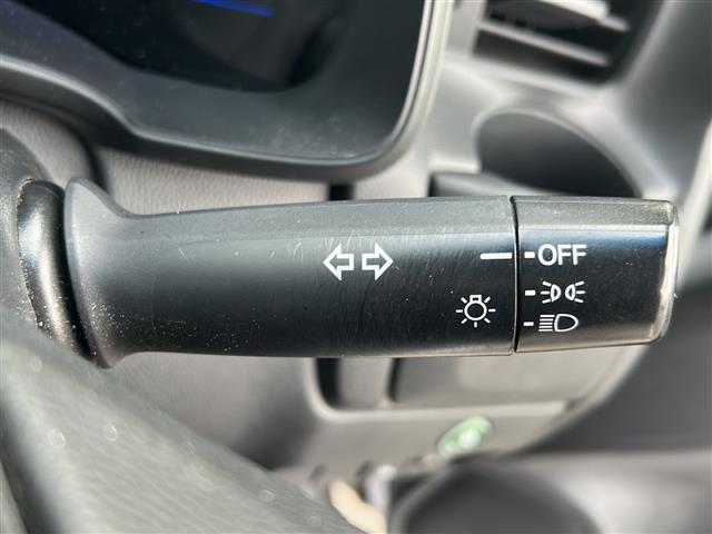 フィットハイブリッド Ｆパッケージ　社外ナビ　ＥＴＣ　ＣＤ　Ｂｌｕｅｔｏｏｔｈ　スマートキー　スペアキー　横滑り防止　エンジンスタートボタン　ＡＡＣ　記録簿（11枚目）