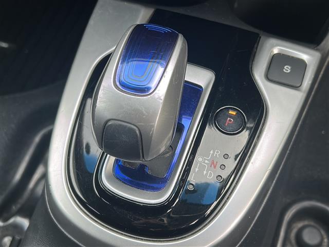 フィットハイブリッド Ｆパッケージ　社外ナビ　ＥＴＣ　ＣＤ　Ｂｌｕｅｔｏｏｔｈ　スマートキー　スペアキー　横滑り防止　エンジンスタートボタン　ＡＡＣ　記録簿（15枚目）