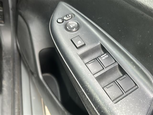 フィットハイブリッド Ｆパッケージ　社外ナビ　ＥＴＣ　ＣＤ　Ｂｌｕｅｔｏｏｔｈ　スマートキー　スペアキー　横滑り防止　エンジンスタートボタン　ＡＡＣ　記録簿（18枚目）