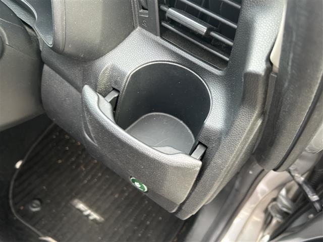 フィットハイブリッド Ｆパッケージ　社外ナビ　ＥＴＣ　ＣＤ　Ｂｌｕｅｔｏｏｔｈ　スマートキー　スペアキー　横滑り防止　エンジンスタートボタン　ＡＡＣ　記録簿（20枚目）