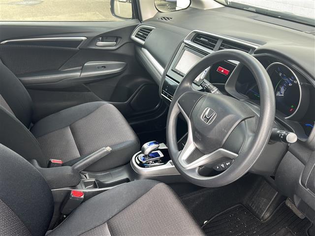 フィットハイブリッド Ｆパッケージ　社外ナビ　ＥＴＣ　ＣＤ　Ｂｌｕｅｔｏｏｔｈ　スマートキー　スペアキー　横滑り防止　エンジンスタートボタン　ＡＡＣ　記録簿（21枚目）