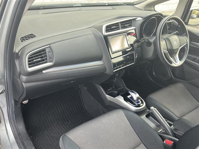 フィットハイブリッド Ｆパッケージ　社外ナビ　ＥＴＣ　ＣＤ　Ｂｌｕｅｔｏｏｔｈ　スマートキー　スペアキー　横滑り防止　エンジンスタートボタン　ＡＡＣ　記録簿（23枚目）