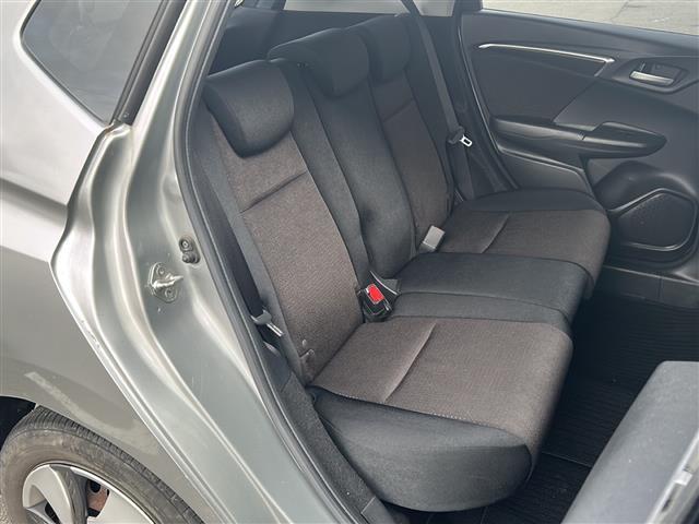 フィットハイブリッド Ｆパッケージ　社外ナビ　ＥＴＣ　ＣＤ　Ｂｌｕｅｔｏｏｔｈ　スマートキー　スペアキー　横滑り防止　エンジンスタートボタン　ＡＡＣ　記録簿（26枚目）