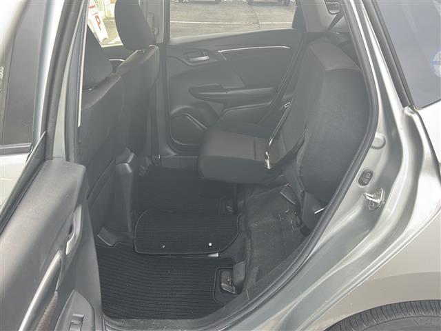 フィットハイブリッド Ｆパッケージ　社外ナビ　ＥＴＣ　ＣＤ　Ｂｌｕｅｔｏｏｔｈ　スマートキー　スペアキー　横滑り防止　エンジンスタートボタン　ＡＡＣ　記録簿（27枚目）