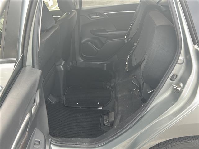 フィットハイブリッド Ｆパッケージ　社外ナビ　ＥＴＣ　ＣＤ　Ｂｌｕｅｔｏｏｔｈ　スマートキー　スペアキー　横滑り防止　エンジンスタートボタン　ＡＡＣ　記録簿（28枚目）