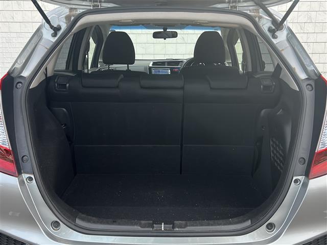 フィットハイブリッド Ｆパッケージ　社外ナビ　ＥＴＣ　ＣＤ　Ｂｌｕｅｔｏｏｔｈ　スマートキー　スペアキー　横滑り防止　エンジンスタートボタン　ＡＡＣ　記録簿（29枚目）