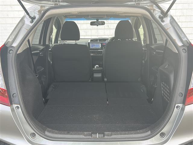 フィットハイブリッド Ｆパッケージ　社外ナビ　ＥＴＣ　ＣＤ　Ｂｌｕｅｔｏｏｔｈ　スマートキー　スペアキー　横滑り防止　エンジンスタートボタン　ＡＡＣ　記録簿（30枚目）