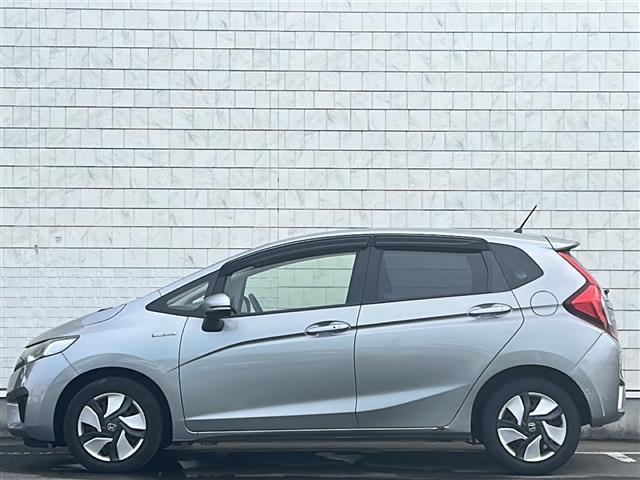 フィットハイブリッド Ｆパッケージ　社外ナビ　ＥＴＣ　ＣＤ　Ｂｌｕｅｔｏｏｔｈ　スマートキー　スペアキー　横滑り防止　エンジンスタートボタン　ＡＡＣ　記録簿（36枚目）