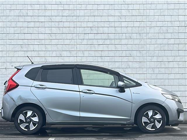 フィットハイブリッド Ｆパッケージ　社外ナビ　ＥＴＣ　ＣＤ　Ｂｌｕｅｔｏｏｔｈ　スマートキー　スペアキー　横滑り防止　エンジンスタートボタン　ＡＡＣ　記録簿（39枚目）