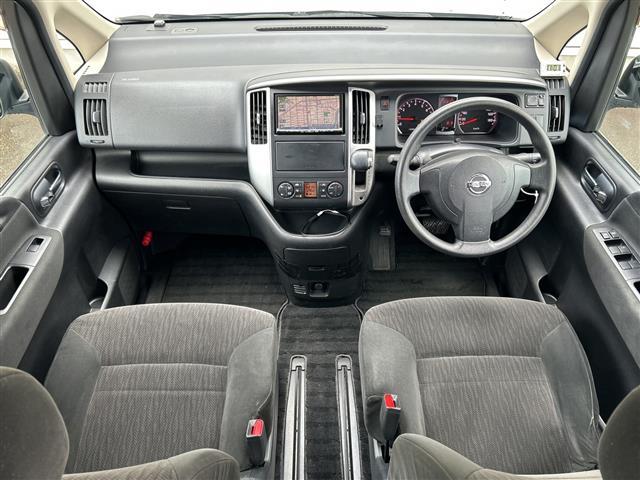 セレナ ２０Ｓ　バックカメラ／ＥＴＣ／オートライト／夏タイヤ積込／純正メモリナビ／ＣＤ，ＤＶＤ再生機能／両側スライドドア／３列シート／ＣＬＥＡＮ　ＩＯＮ／純正フロアマット／オートエアコン／ドアバイザー／リモコンキー（2枚目）