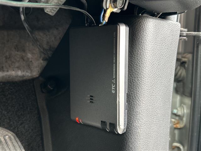 セレナ ２０Ｓ　バックカメラ／ＥＴＣ／オートライト／夏タイヤ積込／純正メモリナビ／ＣＤ，ＤＶＤ再生機能／両側スライドドア／３列シート／ＣＬＥＡＮ　ＩＯＮ／純正フロアマット／オートエアコン／ドアバイザー／リモコンキー（6枚目）