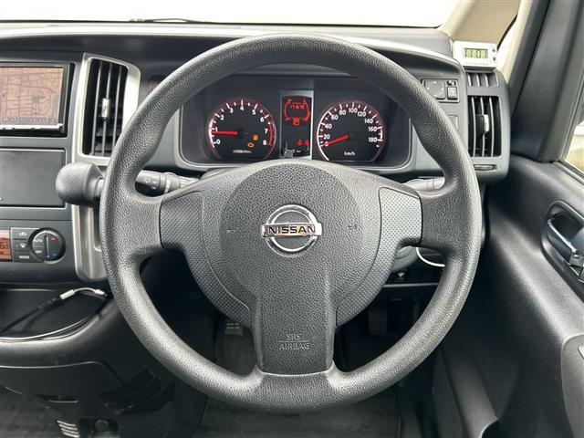 セレナ ２０Ｓ　バックカメラ／ＥＴＣ／オートライト／夏タイヤ積込／純正メモリナビ／ＣＤ，ＤＶＤ再生機能／両側スライドドア／３列シート／ＣＬＥＡＮ　ＩＯＮ／純正フロアマット／オートエアコン／ドアバイザー／リモコンキー（7枚目）