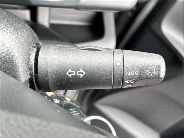 セレナ ２０Ｓ　バックカメラ／ＥＴＣ／オートライト／夏タイヤ積込／純正メモリナビ／ＣＤ，ＤＶＤ再生機能／両側スライドドア／３列シート／ＣＬＥＡＮ　ＩＯＮ／純正フロアマット／オートエアコン／ドアバイザー／リモコンキー（10枚目）