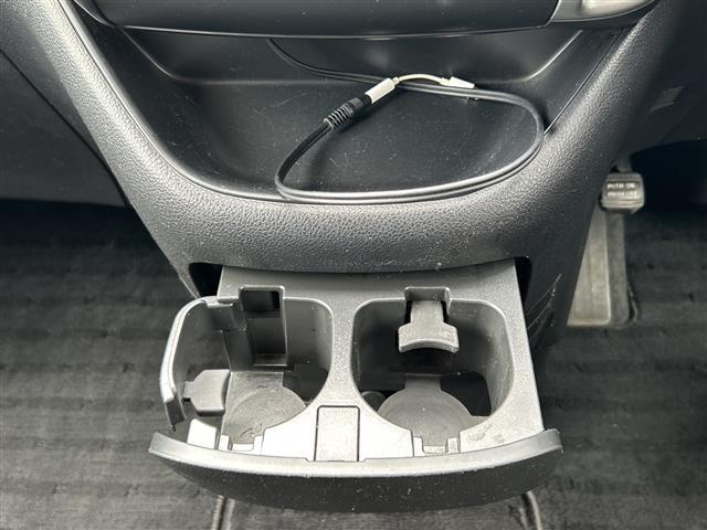 セレナ ２０Ｓ　バックカメラ／ＥＴＣ／オートライト／夏タイヤ積込／純正メモリナビ／ＣＤ，ＤＶＤ再生機能／両側スライドドア／３列シート／ＣＬＥＡＮ　ＩＯＮ／純正フロアマット／オートエアコン／ドアバイザー／リモコンキー（15枚目）