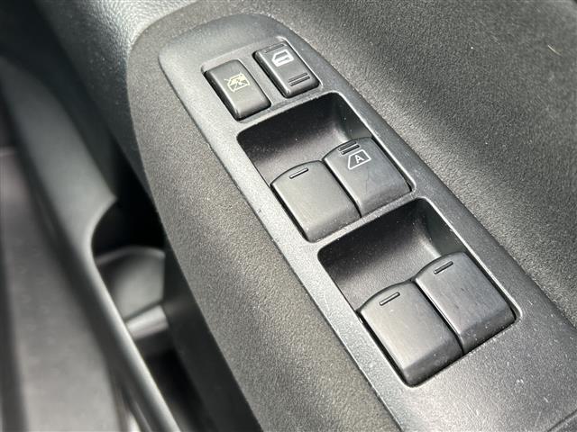 セレナ ２０Ｓ　バックカメラ／ＥＴＣ／オートライト／夏タイヤ積込／純正メモリナビ／ＣＤ，ＤＶＤ再生機能／両側スライドドア／３列シート／ＣＬＥＡＮ　ＩＯＮ／純正フロアマット／オートエアコン／ドアバイザー／リモコンキー（16枚目）