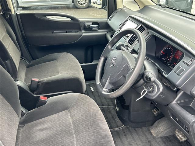 セレナ ２０Ｓ　バックカメラ／ＥＴＣ／オートライト／夏タイヤ積込／純正メモリナビ／ＣＤ，ＤＶＤ再生機能／両側スライドドア／３列シート／ＣＬＥＡＮ　ＩＯＮ／純正フロアマット／オートエアコン／ドアバイザー／リモコンキー（18枚目）