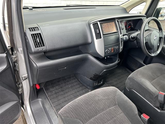 セレナ ２０Ｓ　バックカメラ／ＥＴＣ／オートライト／夏タイヤ積込／純正メモリナビ／ＣＤ，ＤＶＤ再生機能／両側スライドドア／３列シート／ＣＬＥＡＮ　ＩＯＮ／純正フロアマット／オートエアコン／ドアバイザー／リモコンキー（21枚目）