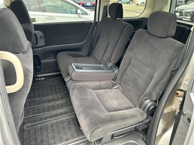 セレナ ２０Ｓ　バックカメラ／ＥＴＣ／オートライト／夏タイヤ積込／純正メモリナビ／ＣＤ，ＤＶＤ再生機能／両側スライドドア／３列シート／ＣＬＥＡＮ　ＩＯＮ／純正フロアマット／オートエアコン／ドアバイザー／リモコンキー（22枚目）