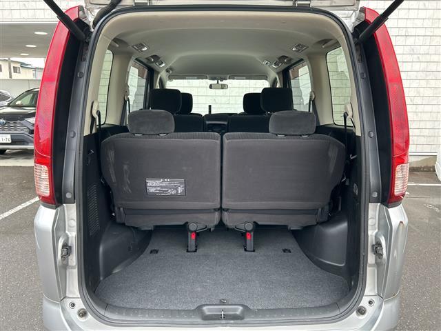 セレナ ２０Ｓ　バックカメラ／ＥＴＣ／オートライト／夏タイヤ積込／純正メモリナビ／ＣＤ，ＤＶＤ再生機能／両側スライドドア／３列シート／ＣＬＥＡＮ　ＩＯＮ／純正フロアマット／オートエアコン／ドアバイザー／リモコンキー（27枚目）