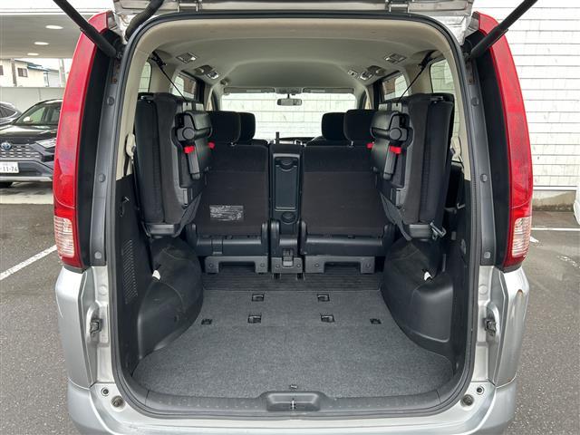 セレナ ２０Ｓ　バックカメラ／ＥＴＣ／オートライト／夏タイヤ積込／純正メモリナビ／ＣＤ，ＤＶＤ再生機能／両側スライドドア／３列シート／ＣＬＥＡＮ　ＩＯＮ／純正フロアマット／オートエアコン／ドアバイザー／リモコンキー（28枚目）