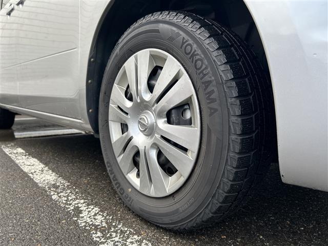 セレナ ２０Ｓ　バックカメラ／ＥＴＣ／オートライト／夏タイヤ積込／純正メモリナビ／ＣＤ，ＤＶＤ再生機能／両側スライドドア／３列シート／ＣＬＥＡＮ　ＩＯＮ／純正フロアマット／オートエアコン／ドアバイザー／リモコンキー（30枚目）