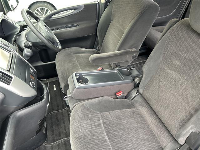 セレナ ２０Ｓ　バックカメラ／ＥＴＣ／オートライト／夏タイヤ積込／純正メモリナビ／ＣＤ，ＤＶＤ再生機能／両側スライドドア／３列シート／ＣＬＥＡＮ　ＩＯＮ／純正フロアマット／オートエアコン／ドアバイザー／リモコンキー（34枚目）