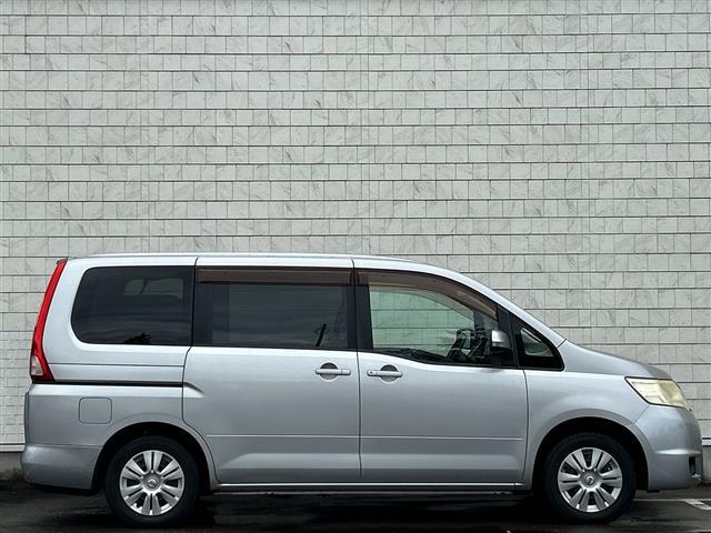 セレナ ２０Ｓ　バックカメラ／ＥＴＣ／オートライト／夏タイヤ積込／純正メモリナビ／ＣＤ，ＤＶＤ再生機能／両側スライドドア／３列シート／ＣＬＥＡＮ　ＩＯＮ／純正フロアマット／オートエアコン／ドアバイザー／リモコンキー（37枚目）