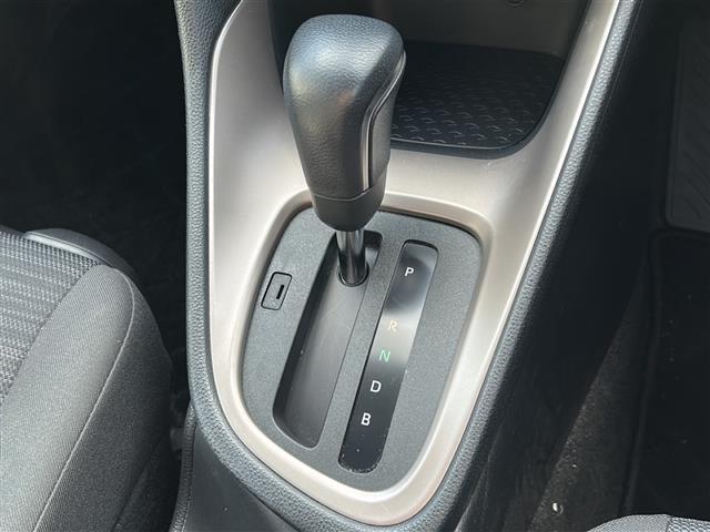 ヤリス ハイブリッドＺ　純正８ｉｎディスプレイオーディオ　ＢＴ　ＵＳＢ　ラジオ再生　レーダークルーズコントロール　レーンアシスト　衝突軽減ブレーキ　コーナーセンサー　シートヒーター　全方位カメラ　ビルトインＥＴＣ（5枚目）