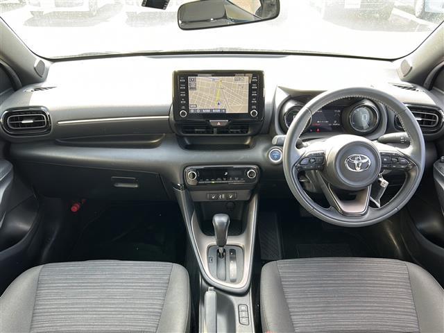 ヤリス ハイブリッドＺ　純正８ｉｎディスプレイオーディオ　ＢＴ　ＵＳＢ　ラジオ再生　レーダークルーズコントロール　レーンアシスト　衝突軽減ブレーキ　コーナーセンサー　シートヒーター　全方位カメラ　ビルトインＥＴＣ（6枚目）