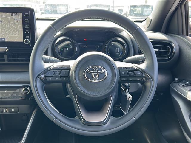 ヤリス ハイブリッドＺ　純正８ｉｎディスプレイオーディオ　ＢＴ　ＵＳＢ　ラジオ再生　レーダークルーズコントロール　レーンアシスト　衝突軽減ブレーキ　コーナーセンサー　シートヒーター　全方位カメラ　ビルトインＥＴＣ（7枚目）