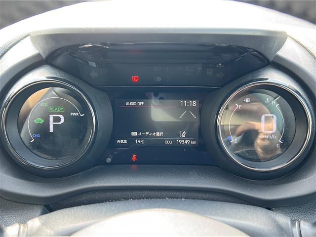 ヤリス ハイブリッドＺ　純正８ｉｎディスプレイオーディオ　ＢＴ　ＵＳＢ　ラジオ再生　レーダークルーズコントロール　レーンアシスト　衝突軽減ブレーキ　コーナーセンサー　シートヒーター　全方位カメラ　ビルトインＥＴＣ（12枚目）