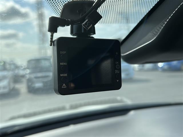 ヤリス ハイブリッドＺ　純正８ｉｎディスプレイオーディオ　ＢＴ　ＵＳＢ　ラジオ再生　レーダークルーズコントロール　レーンアシスト　衝突軽減ブレーキ　コーナーセンサー　シートヒーター　全方位カメラ　ビルトインＥＴＣ（13枚目）