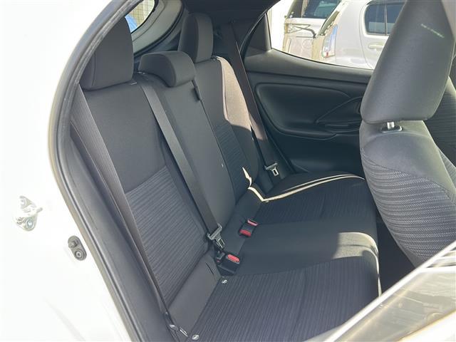 ヤリス ハイブリッドＺ　純正８ｉｎディスプレイオーディオ　ＢＴ　ＵＳＢ　ラジオ再生　レーダークルーズコントロール　レーンアシスト　衝突軽減ブレーキ　コーナーセンサー　シートヒーター　全方位カメラ　ビルトインＥＴＣ（22枚目）