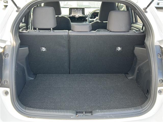 ヤリス ハイブリッドＺ　純正８ｉｎディスプレイオーディオ　ＢＴ　ＵＳＢ　ラジオ再生　レーダークルーズコントロール　レーンアシスト　衝突軽減ブレーキ　コーナーセンサー　シートヒーター　全方位カメラ　ビルトインＥＴＣ（23枚目）