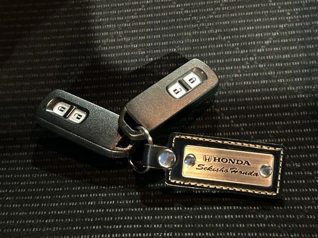 Ｎ－ＯＮＥ プレミアム　純正オーディオ　ＣＤ　ＵＳＢ　ラジオ再生　オートライト　ＬＥＤヘッドライト　ＨＯＮＤＡ製１５ｉｎアルミホイール　純正ＡＷ付サマータイヤ車載　スマートキー　取扱説明書　保証書（12枚目）