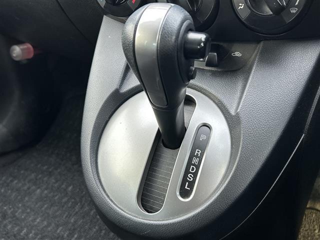 デミオ １３Ｃ　ワンオーナー　社外メモリナビ　ＡＶＮ６６９ＨＤ　地デジＴＶ　ＣＤ　ＤＶＤ　ＢＴ　ラジオ再生　オートライト　純正フロアマット　リモコンキー　取扱説明書　保証書（6枚目）