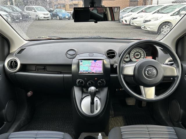 デミオ １３Ｃ　ワンオーナー　社外メモリナビ　ＡＶＮ６６９ＨＤ　地デジＴＶ　ＣＤ　ＤＶＤ　ＢＴ　ラジオ再生　オートライト　純正フロアマット　リモコンキー　取扱説明書　保証書（7枚目）