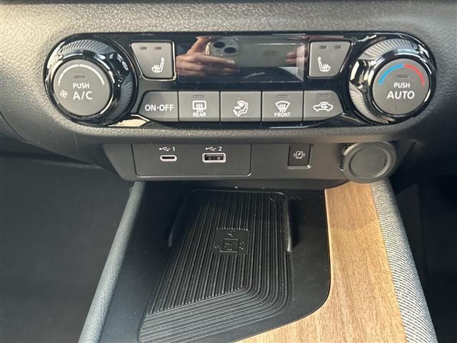 オーラ G レザーエディション 純正メモリナビ 地デジTV BT USB Applecarplay ラジオ再生 BOSEサウンドシステム ヘッドレストスピーカー プロパイロットシステム エマージェンシーブレーキ(7枚目)