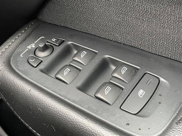 Ｄ４　ＡＷＤ　モーメンタム　純正ナビ／フルセグＴＶ／全周囲カメラ／自動駐車／自動発車／ブラインドスポットモニター／横滑り防止装置／コーナーセンサー／レーンキープアシスト／衝突被害軽減システム／レーダークルーズコントロール／ＥＴＣ(13枚目)