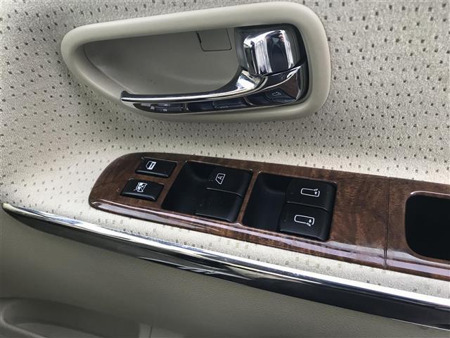 エルグランド 250V 純正ナビ/全周囲カメラ/両側パワースライドドア/スマートキー/ステアリングスイッチ/フォグランプ/オートライト/電動格納ミラー/ウォークスルー/ETC/パワーウインドウ(31枚目)